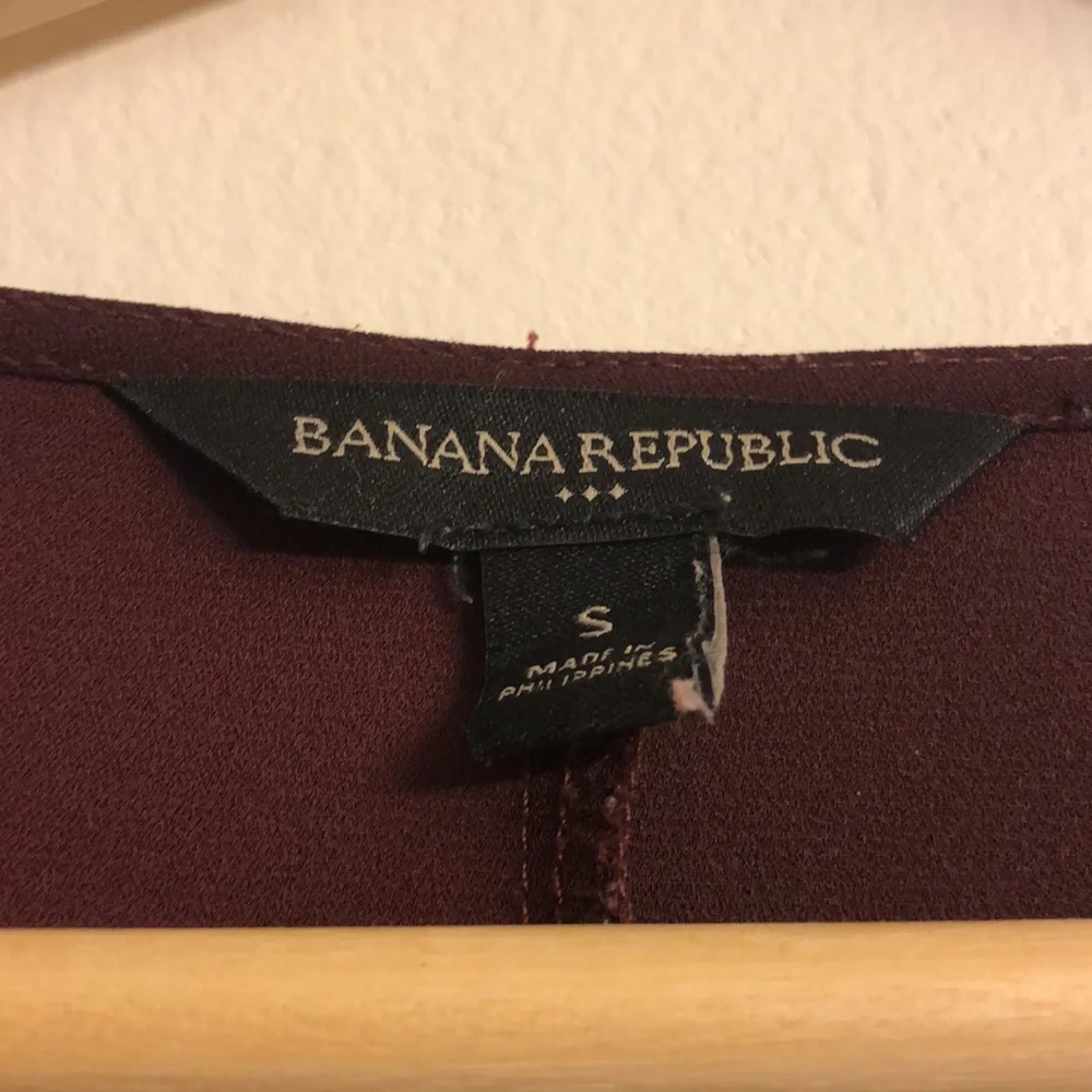 Banana Republic - sm maroon silky button-down w/billowy sleeves - Picture 3 of 7